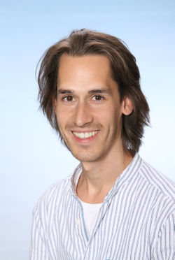 Mag. Simon Schnetzer (Projektleitung, Inhalt und Design, Gymnasium Schillerstraße in Feldkirch, simon.schnetzer@bildung.gv.at)